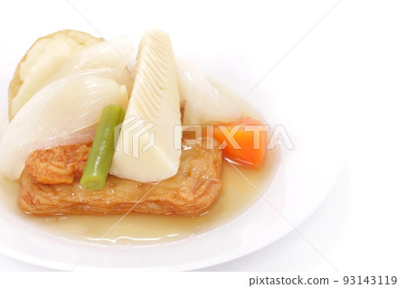 竹筍，新洋蔥，新土豆，薩摩時代的燉菜，明亮的背景 93143119