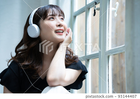 戴耳機聽音樂的年輕女子 93144407