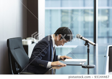 穿著西裝的男商人舉行道歉新聞發布會 93144467
