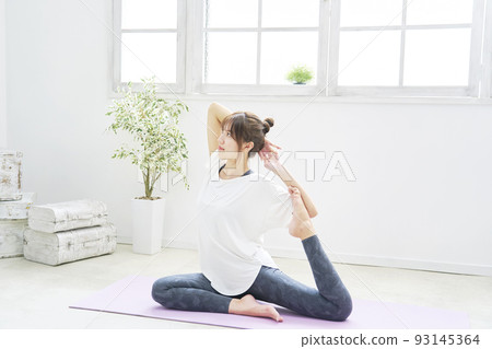 在家做鴿子式瑜伽的女人 93145364