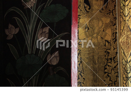 泰國曼谷 wat pho 教堂入口門佛教繪畫和里面畫的美麗的聖花 93145399