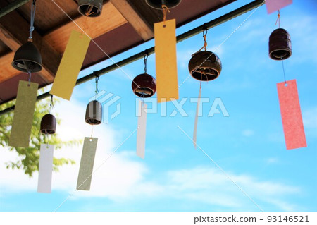 Wind chimes under the eaves 93146521