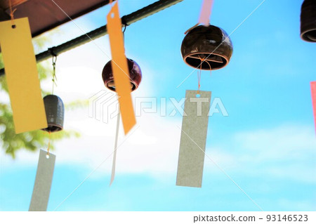 Wind chimes under the eaves 93146523