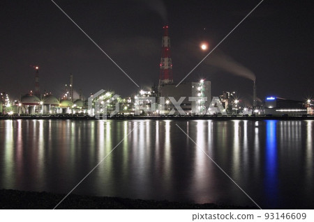 工廠夜景 K 映在水面上 工廠夜景 K 映在水面上 93146609