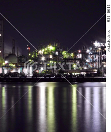 Factory night view M reflected on the surface of the water Factory night view M reflected on the surface of the water 93146611