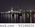 工廠夜景反映在水面 C 93146656