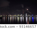 工廠夜景反映在水面 D 93146657