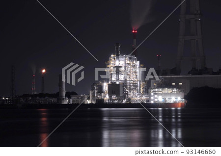 工廠夜景 G 映在水面上 93146660