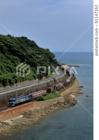 沿瀨戶內海行駛的山陽本線貨運列車 沿瀨戶內海行駛的山陽本線貨運列車 93147262