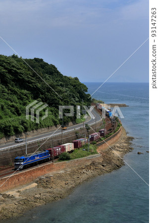 沿瀨戶內海行駛的山陽本線貨運列車 93147263