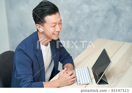 辦公室休閒服的商人 辦公室休閒服的商人 93147323