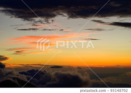 黃昏時美麗的雲彩 黃昏時美麗的雲彩 93148702