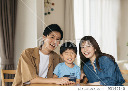 Smiling Japanese family/child-rearing family image 93149140