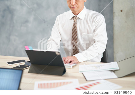 Handy businessman to do desk work 93149940