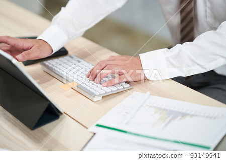 Handy businessman to do desk work 93149941