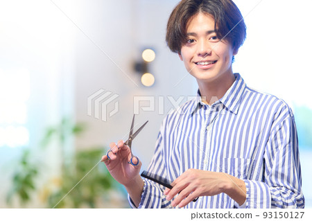 髮型師微笑著看著你 93150127