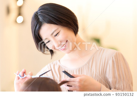 女髮型師在美容院剪顧客的頭髮 93150132