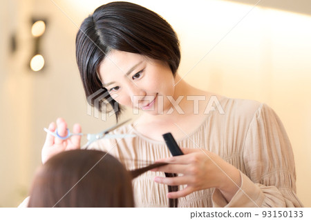女髮型師在美容院剪顧客的頭髮 93150133
