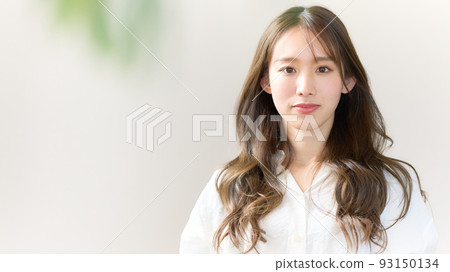 一個長頭髮的女人微笑著看著你 93150134