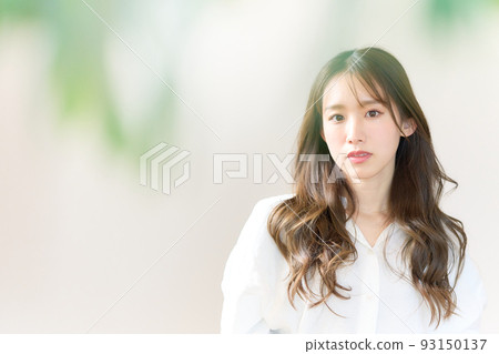 Woman with long hair looking at the camera 93150137