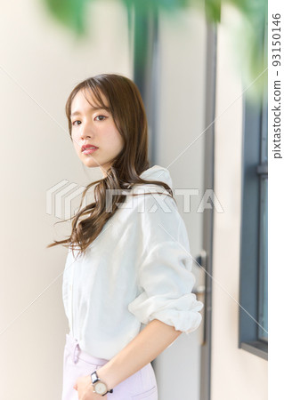 長頭髮的女人看著相機 93150146