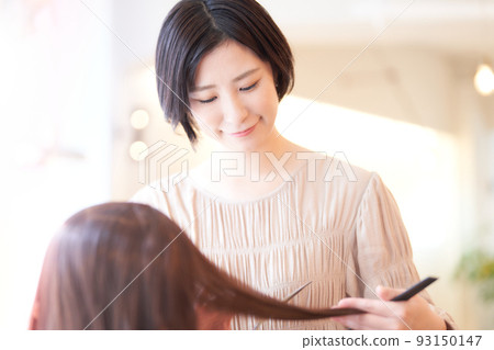 女髮型師在美容院剪顧客的頭髮 93150147