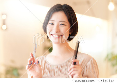 髮型師微笑著看著你 93150148