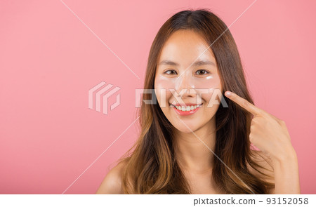 Asian beautiful young woman smiling point finger to cosmetic patches gel under eyes 93152058