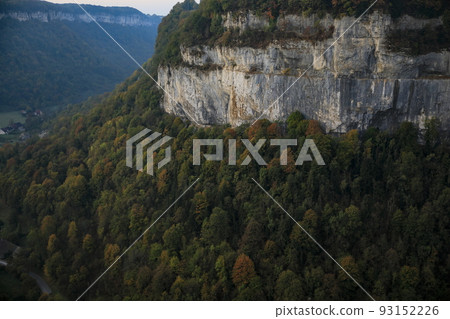 陡峭懸崖的岩面和覆蓋它的樹木（法國） 93152226