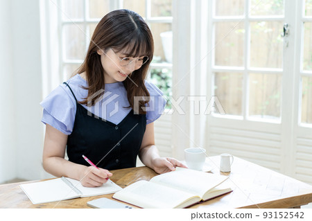 戴眼鏡學習的年輕女子 93152542