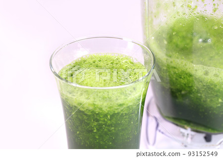 攪拌機和玻璃杯中的蔬菜汁 93152549