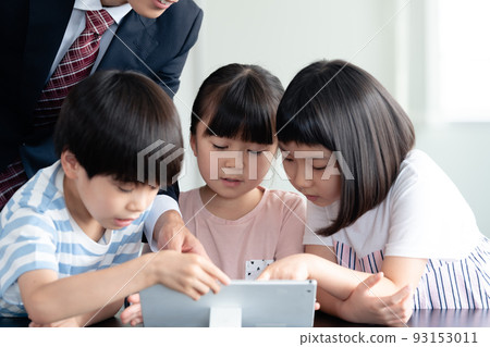 接受平板電腦編程教育的小學生 93153011