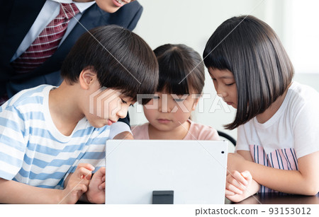 接受平板電腦編程教育的小學生 93153012