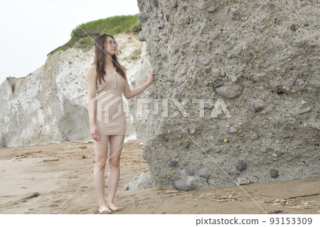 Shoot a portrait of a woman in her twenties on the coast of Otobe, Hokkaido in summer Shoot a portrait of a woman in her twenties on the coast of Otobe, Hokkaido in summer 93153309