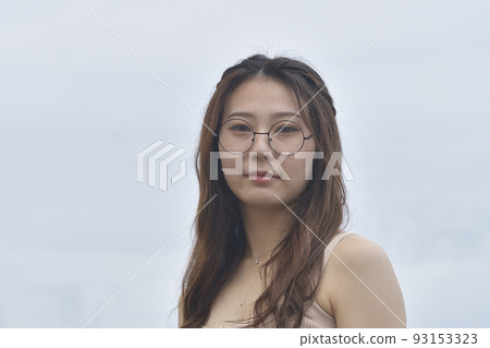 Shoot a portrait of a woman in her twenties on the coast of Otobe, Hokkaido in summer 93153323