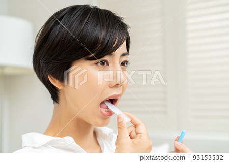 做抗原測試 PCR 測試的婦女 93153532