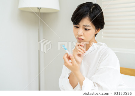 一位女士看到抗原檢測和 PCR 檢測的結果就會變得焦慮 一位女士看到抗原檢測和 PCR 檢測的結果就會變得焦慮 93153556