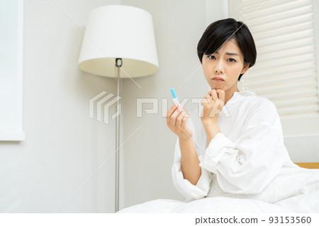 A woman who becomes anxious when she sees the results of an antigen test and a PCR test A woman who becomes anxious when she sees the results of an antigen test and a PCR test 93153560