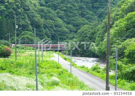 Yakumo No. 15 bound for Izumo City passing through the Nishikawa Bridge on the Hakubi Line Niimi City, Okayama Prefecture 93154458