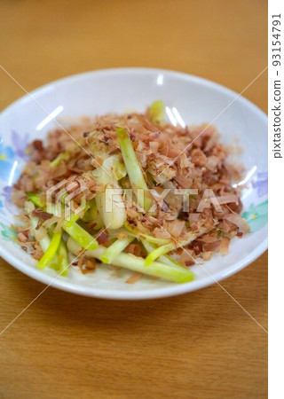 Island shallots dressed with bonito flakes Island shallots dressed with bonito flakes 93154791