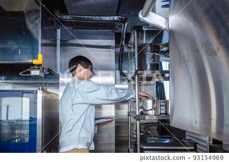 檢查商用廚房用具的男員工 93154969