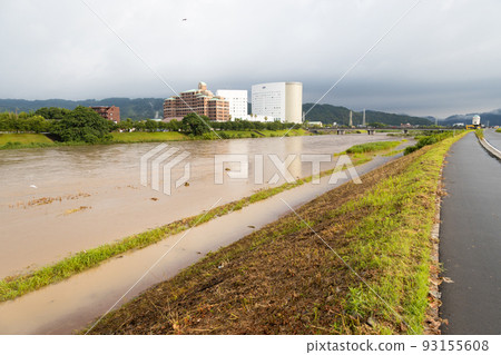 阿森河因大雨而上漲 93155608
