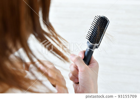 一個因脫髮和剪髮而震驚的女人 一個因脫髮和剪髮而震驚的女人 93155709