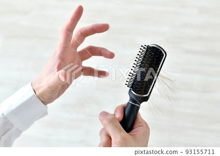 一個因脫髮和剪髮而震驚的人的手 93155711