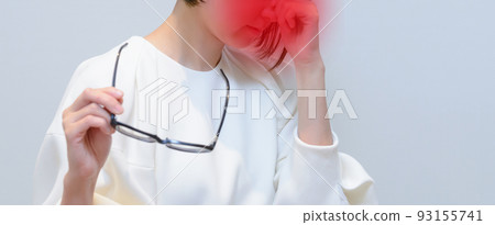 疲倦的眼睛,眼睛疲勞,握著眉毛的女人 疲倦的眼睛,眼睛疲勞,握著眉毛的女人 93155741
