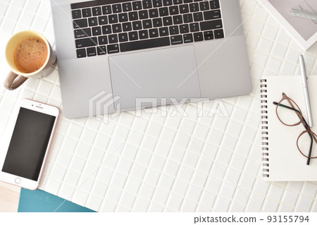 白桌上的筆記本電腦和咖啡 93155794
