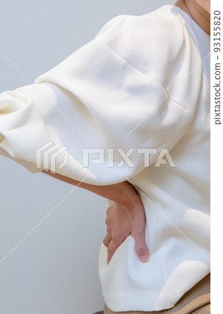 腰痛 女人把手放在腰上 93155820