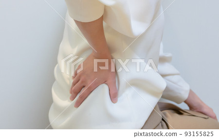 腰痛 女人把手放在腰上 93155825