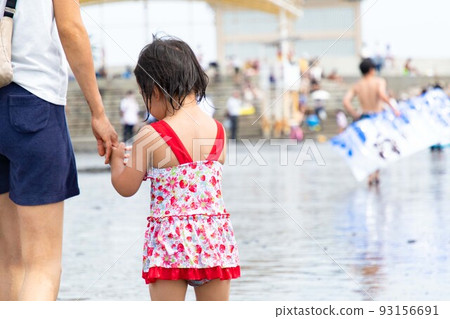 女孩在海裡玩 93156691