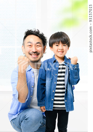 父親和父母和孩子的肖像 2 人看著相機 93157015